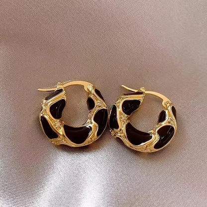 ABRIL - PENDIENTES DORADOS ELEGANTES